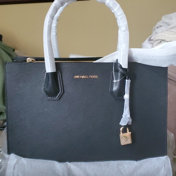 Michael Kors Handbags - Michael kors  large HP  large tote or crossberry sold out dust cover tagged
